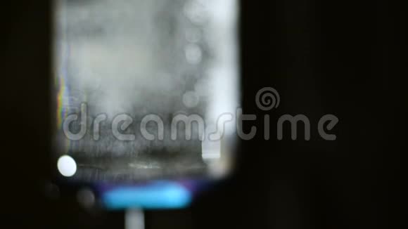 在透明的玻璃里煮水视频的预览图