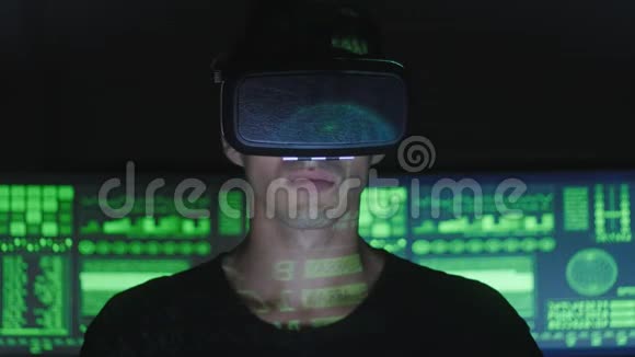 男性黑客程序员使用虚拟现实头盔进行编程未来的IT技术视频的预览图