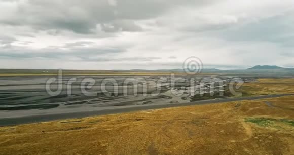 空中俯瞰山谷上面有融化的冰川美丽的冰岛自然景观视频的预览图