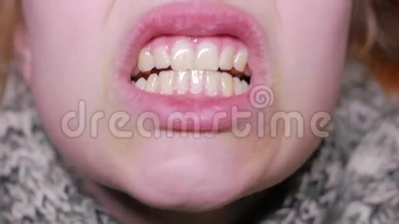 一个青少年女孩嘴和牙齿的特写视频4UHDK视频的预览图