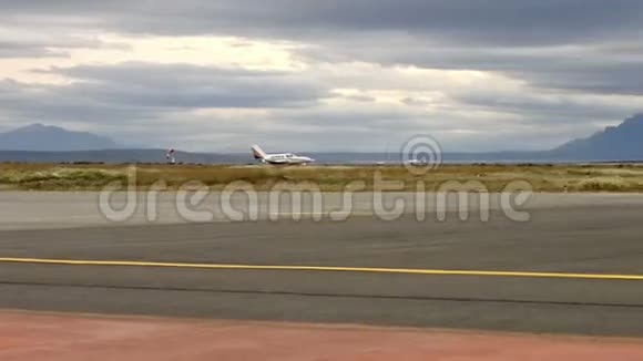 私人飞机降落在智利巴塔哥尼亚的Natales港机场视频的预览图