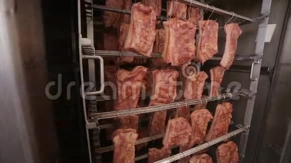 烤排骨在食品厂的排烟架上的肉制品视频的预览图