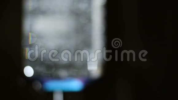 在透明的玻璃里煮水视频的预览图