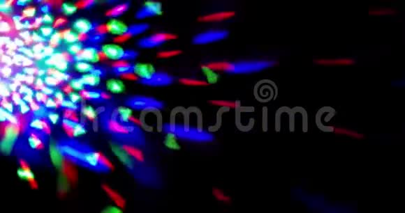 闪烁闪亮的多色舞台灯光循环运动娱乐迪斯科舞聚光灯投影机在黑暗中五颜六色视频的预览图