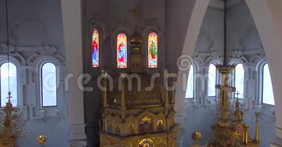 一座古老的正统教堂祭坛内部的空中镜头视频的预览图