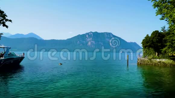 从瑞士的韦吉斯村看到高山山脉和卢塞恩湖视频的预览图