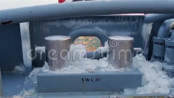 船甲板上有大块的冰船上有冰的金属柱视频的预览图