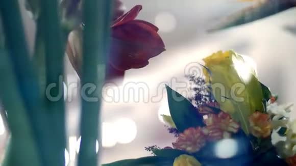 通过一家花店的展示窗口你可以看到许多不同的花和花束视频的预览图