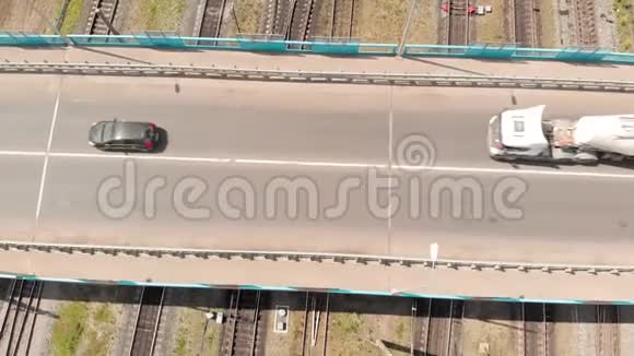 通过铁路轨道的公路桥空中勘测视频的预览图