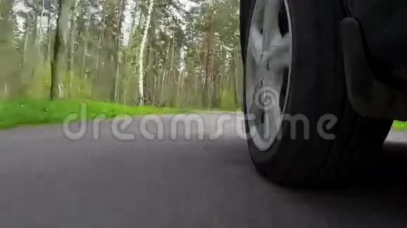 车的车轮在路上行驶视频的预览图