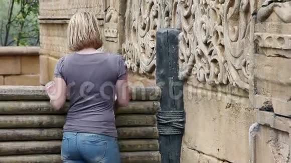 享受古城象形文字的女人视频的预览图