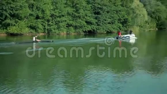 专业皮划艇跟踪摩托艇视频的预览图