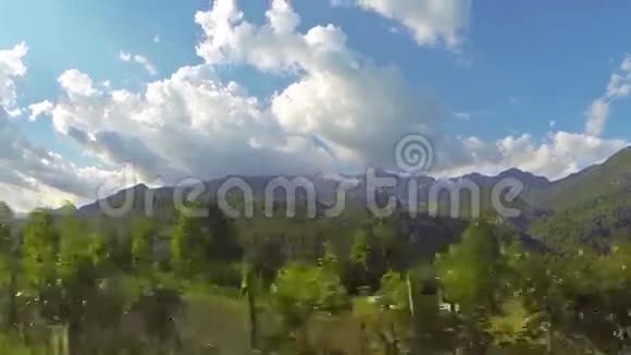 斯洛文尼亚朱利安阿尔卑斯山区风景如画的公路视频的预览图