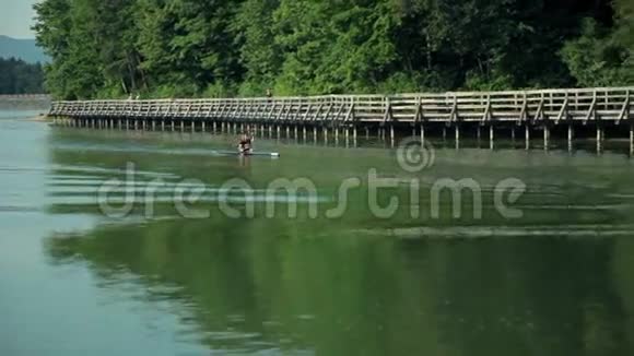 专业皮划艇运动员在比赛中超速行驶视频的预览图