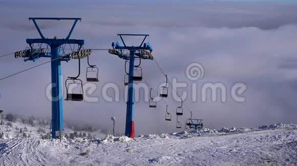 滑雪椅在白雪皑皑的群山中没有滑雪者的升降视频的预览图