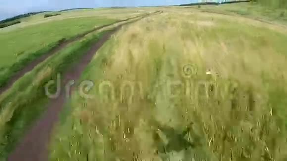 飞往乡村公路上的无人机视频的预览图