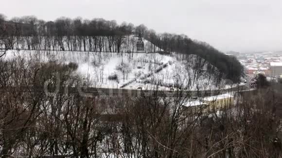伏洛迪米尔山和冰冻的德尼普罗河在冬天的景色手持稳定平底锅视频的预览图