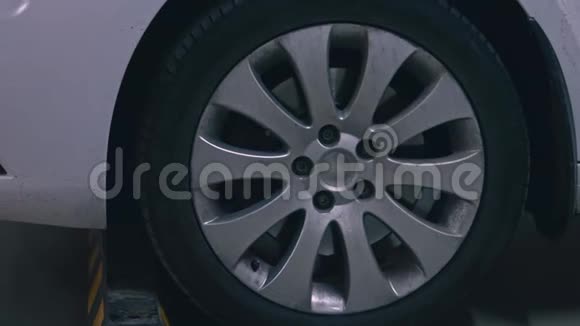 在汽车上的车轮特写视频的预览图