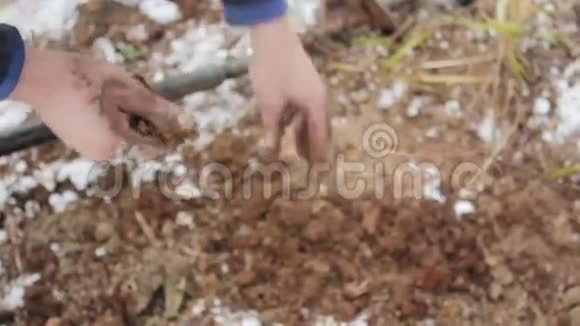 工人生产土壤地质把手举起来视频的预览图