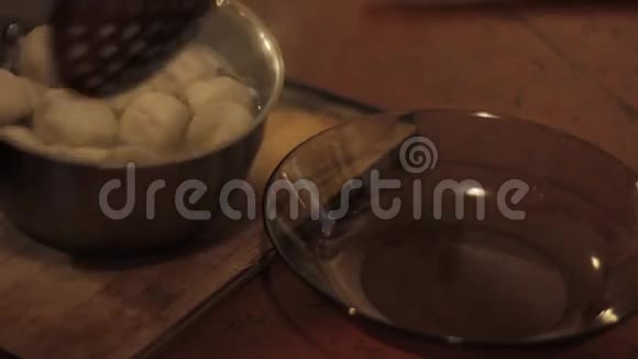 切夫把饺子放在盘子里把黄油放在上面视频的预览图