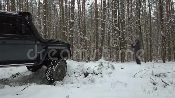 SUV6x6在冬季森林中战胜越野视频的预览图