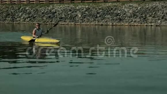 在湖中追踪皮划艇爱好者享受皮划艇的近距离活动视频的预览图