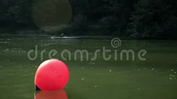 划艇运动员在湖中划艇的晨射视频的预览图