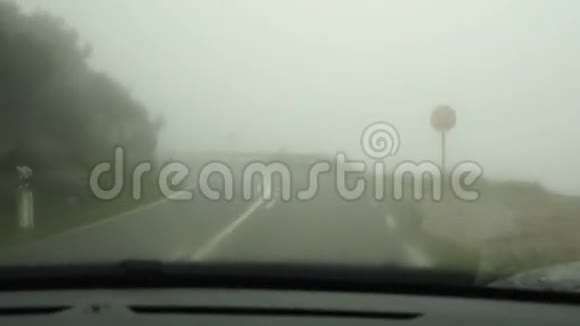 汽车在雾路上行驶视频的预览图