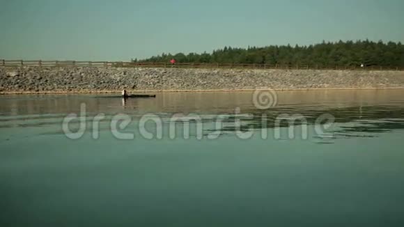 在美丽的风景中划艇运动员在湖上划长拍视频的预览图