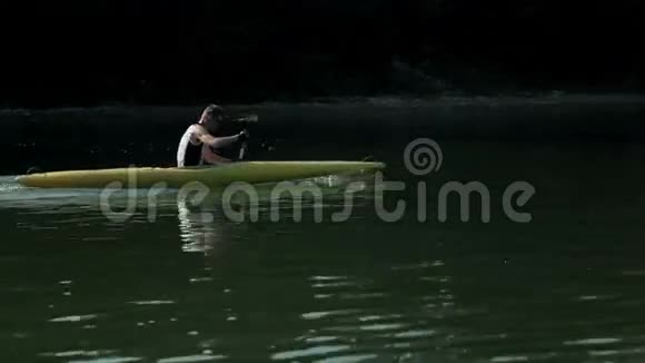 在自然的湖上练习的皮划艇上放大视频的预览图