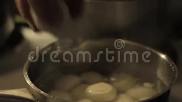 饺子蘸沸水电炉上装满开水的锅视频的预览图