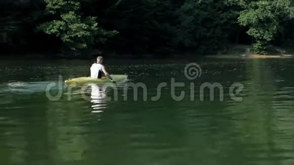 在森林边的湖上划着雪橇的人视频的预览图