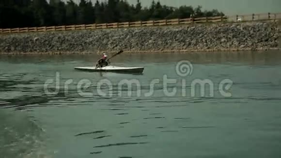 在湖边追踪皮划艇运动员划艇视频的预览图