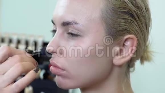 眼睛化妆在女孩烟熏的眼睛上视频的预览图