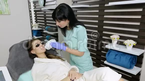 美容师对病人面部进行激光脱毛脱毛程序视频的预览图