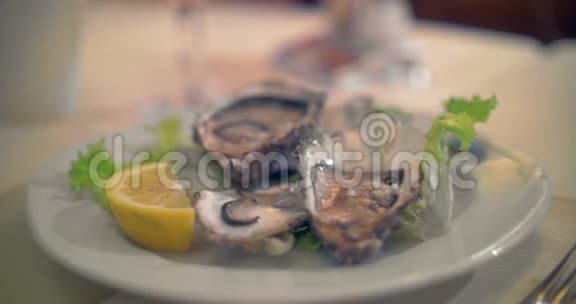 在牡蛎上浇柠檬汁视频的预览图