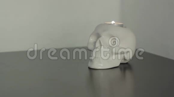 一支人类头骨蜡烛视频的预览图