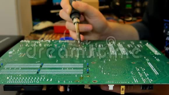 电子工程师正在焊接一台电板修理计算机视频的预览图