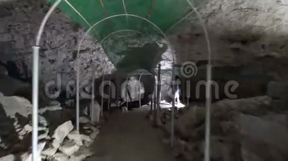 带安全施工的洞穴隧道行走视频的预览图