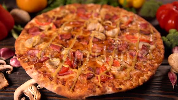 旋转整个美味的地中海披萨视频的预览图
