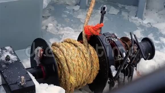船甲板上的缆绳和地板上的冰块的视图视频的预览图