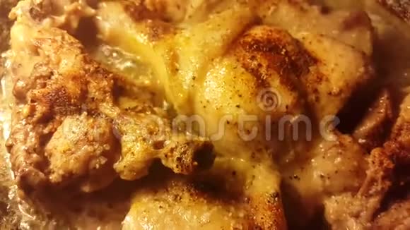 在煎锅里煎火鸡炖火鸡肉视频的预览图