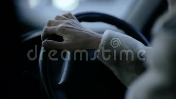 女性驾驶手在方向盘上视频的预览图