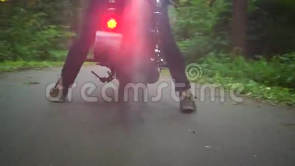 在森林路上骑摩托车的人轮胎疲劳视频的预览图