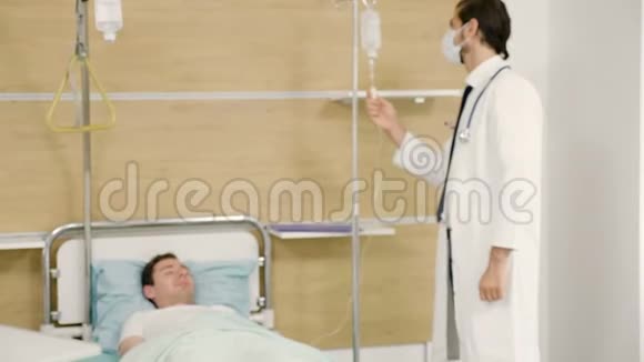 医生照顾一个睡在病床上的病人视频的预览图