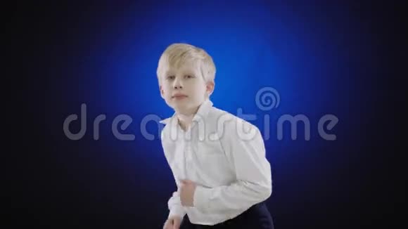 可爱的男孩在蓝屏上跳舞视频的预览图