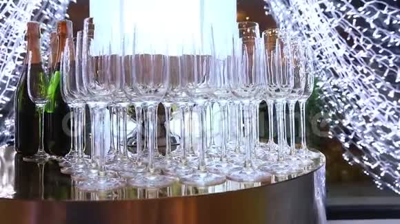自助餐桌上的眼镜一瓶香槟餐厅设计室内室内相机的平稳运动视频的预览图