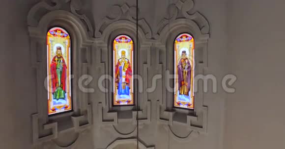 东正教教堂内的空中镜头彩色玻璃的无人视野视频的预览图