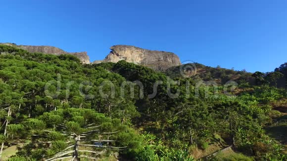 鸟瞰PedraDoBau和PedraDoBau建筑群是马涅拉山脉的岩层它们位于视频的预览图