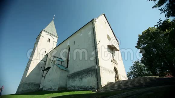 广泛拍摄教堂和年轻游客夫妇参观视频的预览图